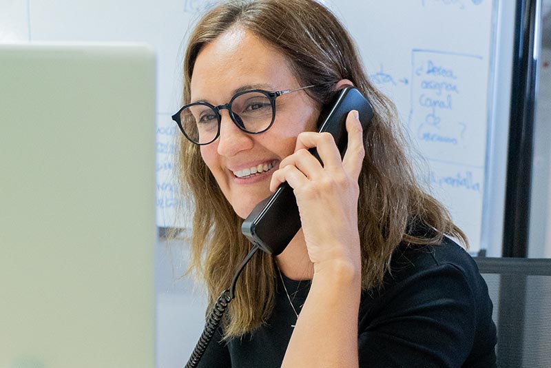 Trabajadora de Seractive asesorando al cliente