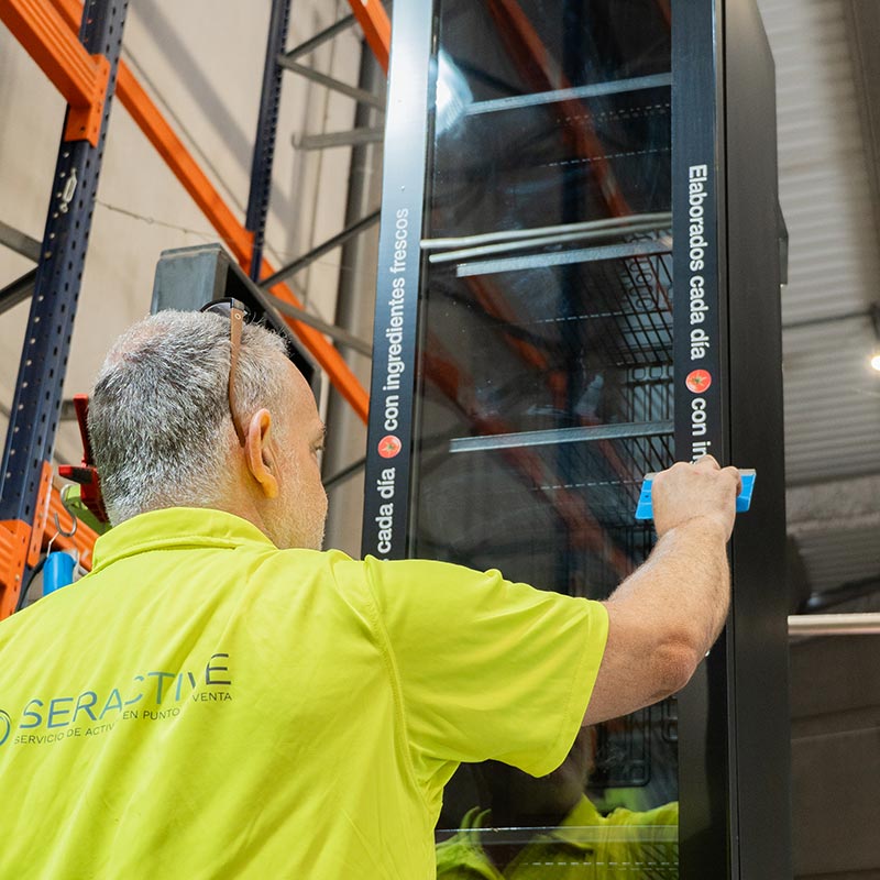 Trabajador de Seractive optimizando recursos para alargar la vida útil de los activos en el punto de venta